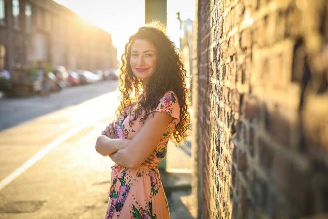 Marwa Eldesouki Figur: Stil, Ausstrahlung und das Geheimnis der BRISANT-Moderatorin Marwa Eldesouki Figur: Stil, Ausstrahlung und das Geheimnis der BRISANT-Moderatorin